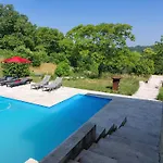 Bed & Breakfast La Maison D'art Lacour